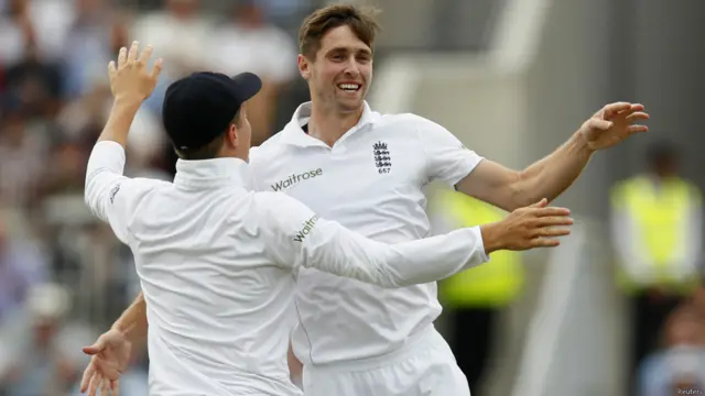 پاکستان کو پہلا نقصان 13ویں اوور میں ہوا جب محمد حفیظ 18 رنز بنا کر آؤٹ ہو گئے۔ ان کو ووکس نے آؤٹ کیا۔