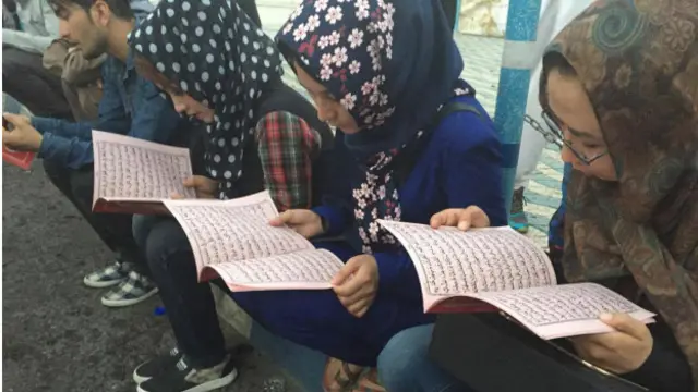 د افغانستان کورنيو چارو وزارت د خبرپاڼې له مخې په دغه پېښه کې درې بريدګر شامل وو، لومړی چاودنه کړې، دوهم نه و توانېدلی چې چاودنه وکړي او درېيم د پوليسو له خوا ويشتل شوی و.