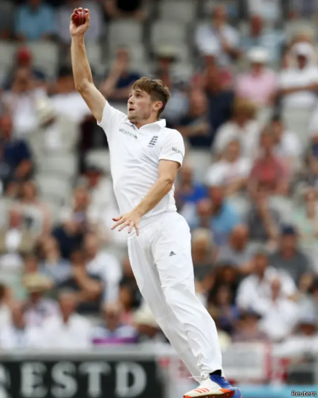 اظہر علی بھی صرف ایک رنز بنا کر کرس ووکس کو اپنی وکٹ تھما گئے۔