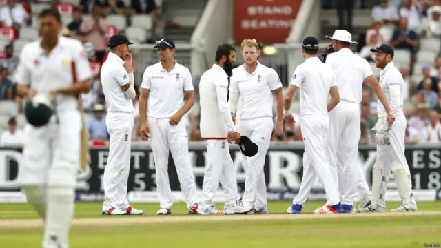 یونس خان صرف ایک رن سکور کر سکے اور سٹوکس کی گیند پر آؤٹ ہوئے۔