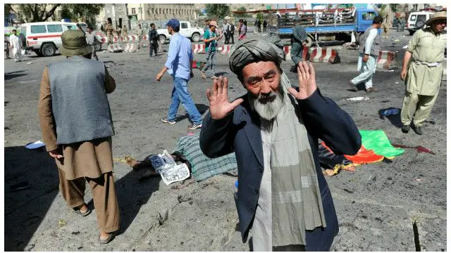 اما چه اتفافى مى افتد که دین به عاملى کمک کننده به وحشت، ترور و جنایت تبدیل مى شود، و به زبان دیگر، چگونه مومن تروریست، از حیثی که مومن است، می تواند خود را از نظر اخلاقی به انجام چنین عملی قانع گرداند؟