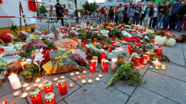 在发生枪击的购物中心外面的鲜花