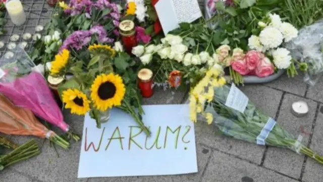 一张卡片上用德文写着“为什么？”