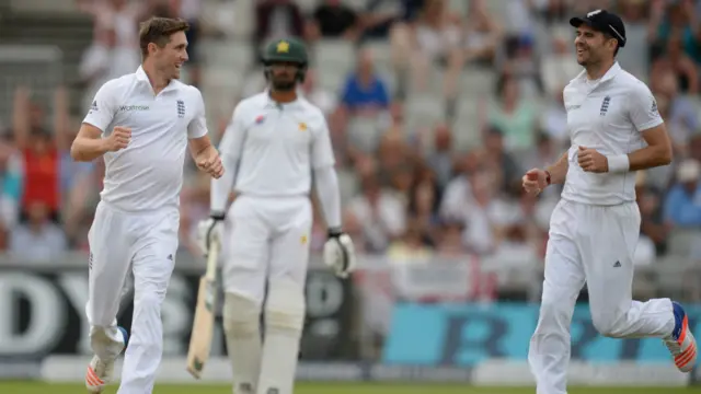 انگلینڈ کی جانب سے کرس ووکس نے تین اور اس میچ کے لیے ٹیم میں شامل کیے جانے والے بین سٹوکس نے ایک وکٹ حاصل کی۔