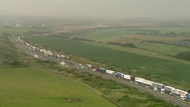 因为法国方面安检缓慢，通往英法多佛渡轮港的英国肯特地区公路上出现长达14小时的严重拥堵。