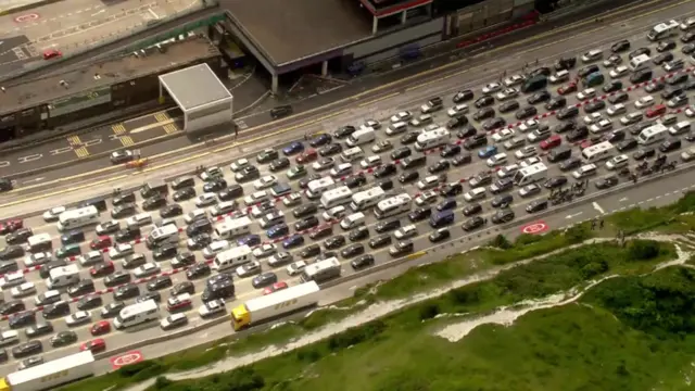 英国多佛港对法国方面边检人员不足情况表达严重不满。