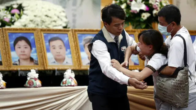 出事旅客的家屬從遼寧來到台灣，在殯儀館內見到親人遺照，情緒激動。