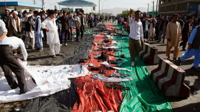 أغراض الضحايا مبعثرة في مكان التفجير