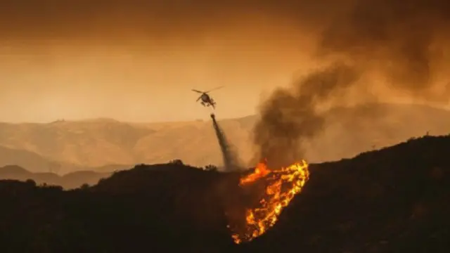 تشارك معدات وطائرات إطفاء في إخماد حرائق الغابات في لوس أنجليس وسط توقعات باستمرار سوء الأحوال الجوية