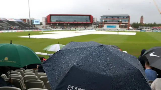 تیسرے روز بارش کے باعث کھیل کچھ دیر کے لیے ملتوی کیا گیا تھا