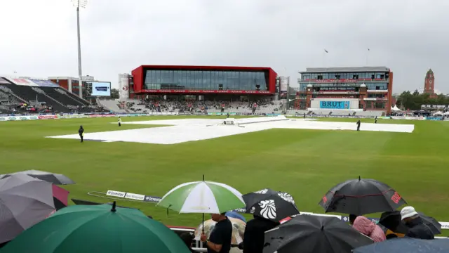 پہلے سیشن میں بارش کے باعث کھیل کچھ دیر کے لیے روک دیا گیا۔ 