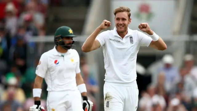 کرس براڈ نے اسد شفیق کی وکٹ حاصل کی۔ 