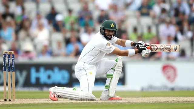 کپتان مصباح الحق نے 52 رنز کی اننگز کھیلی۔ 