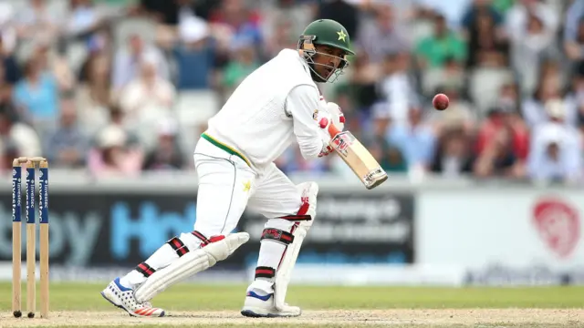 سرفراز احمد بھی زیادہ دیر وکٹ پر نہ رک سکے اور 26 رنز بنا کر آؤٹ ہوگئے۔ 