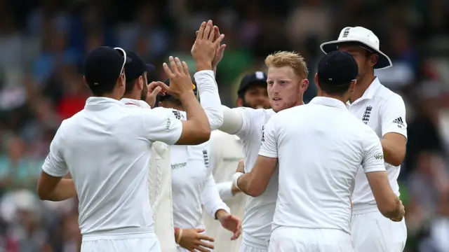 پہلی اننگز میں ووکس نے چار کھلاڑیوں کو آؤٹ کیا۔