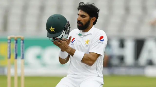 پاکستان اور انگلینڈ کے مابین اولڈ ٹریفرڈ میں کھیلے جا رہے دوسرے ٹیسٹ میچ کے تیسرے روز پاکستان کی ٹیم مشکلات کا شکار ہے۔ 