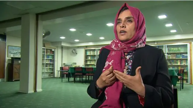 امرا بون، د بریتانیا د شرعي شورا یوه لومړنۍ ښځینه قاضۍ ده