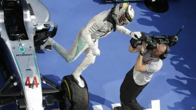 Lewis Hamilton memimpin klasemen pembalap F1.