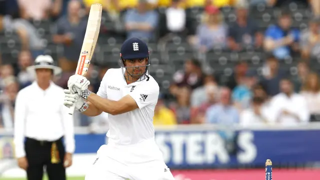 کپتان ایلسٹر کک نے فالو آن کے باوجود پاکستان کو دوبارہ کھیلنے کی دعوت دینے کے بجائے خود بیٹنگ کا فیصلہ کیا 