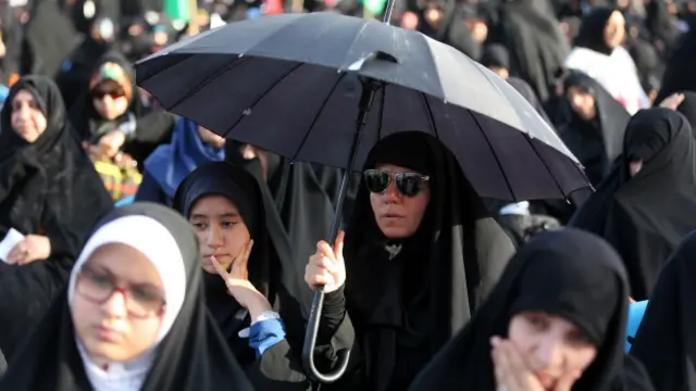 گرمای زیاد هوا و نوع پوشش زنان در خاورمیانه باعث می‌شود پوست آنها کمتر در معرض تابش نور خورشید قرار بگیرد