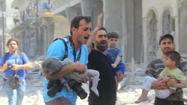 عبدالرحمن اسماعیل میگوید زمانی که کودک را برداشت او هنوز زنده بود، اما مدتی بعد در بیمارستان درگذشت. عکاس: عمر عرب