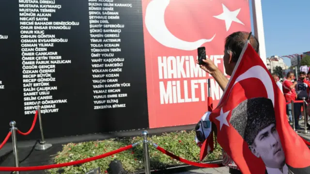 تجمع ممثلون عن مختلف الأحزاب التركية في ساحة تقسيم