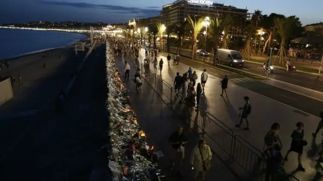 أكثر من 80 شخصا لقوا حتفهم في هجوم نيس حينما دهست شاحنة حشود من الأشخاص كانوا يحتفلون بيوم الباستيل في 14 يوليو/تموز 