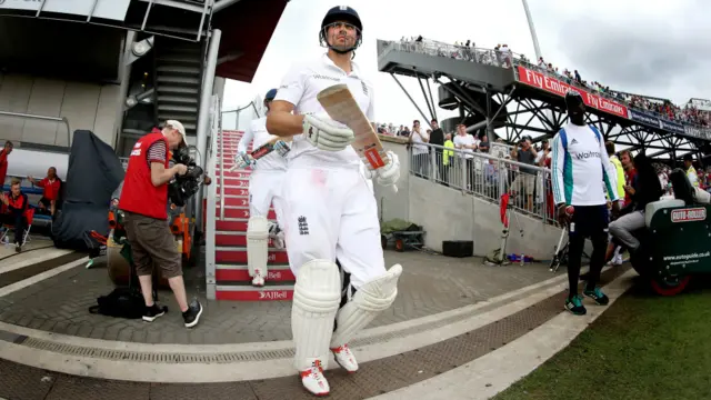 پاکستان کی پوری ٹیم پہلی اننگز 198 رنز بنا کر آؤٹ ہوگئی اور اس طرح انگلینڈ کو پاکستان پر 391 رنز کی بھاری برتری حاصل ہوگئی۔