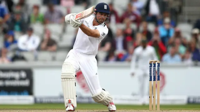 کپتان ایلسٹر کک نے فالو آن کے باوجود پاکستان کو دوبارہ کھیلنے کی دعوت دینے کے بجائے خود بیٹنگ کا فیصلہ کیا ہے۔