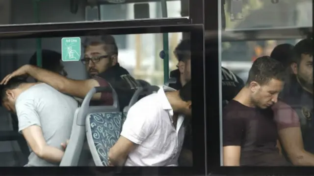 نیروهای لباس شخصی به همراه دستگیرشدگان