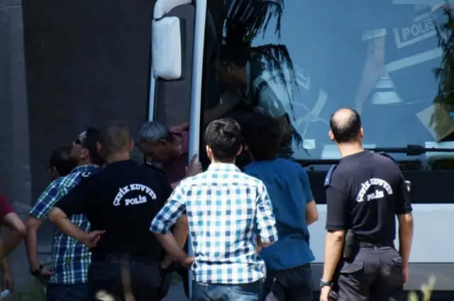 انتقال زندانیان به دادگاه