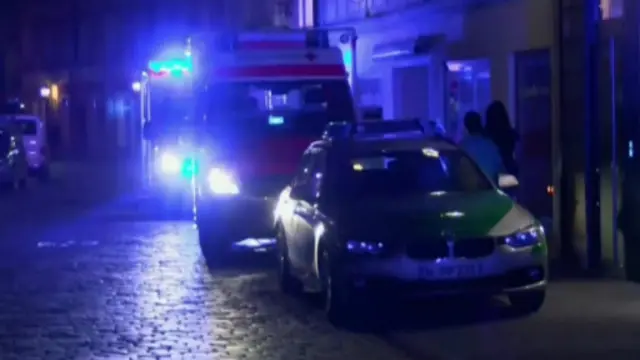 அன்ஸ்பர்க் இசை நிகழ்வில் பங்கேற்க அனுமதி மறுக்கப்பட்ட பிறகு, முதுகுப்பையில் சுமந்து வந்த வெடி பொருட்களால் இந்த தாக்குதலை நடத்தினார்