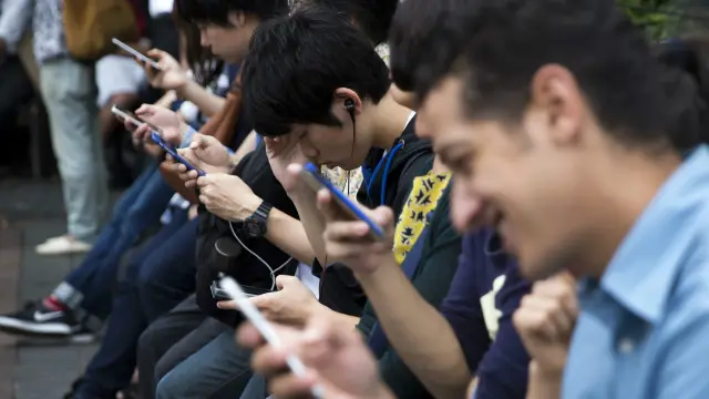 مجموعة يلعبون بوكيمون غو