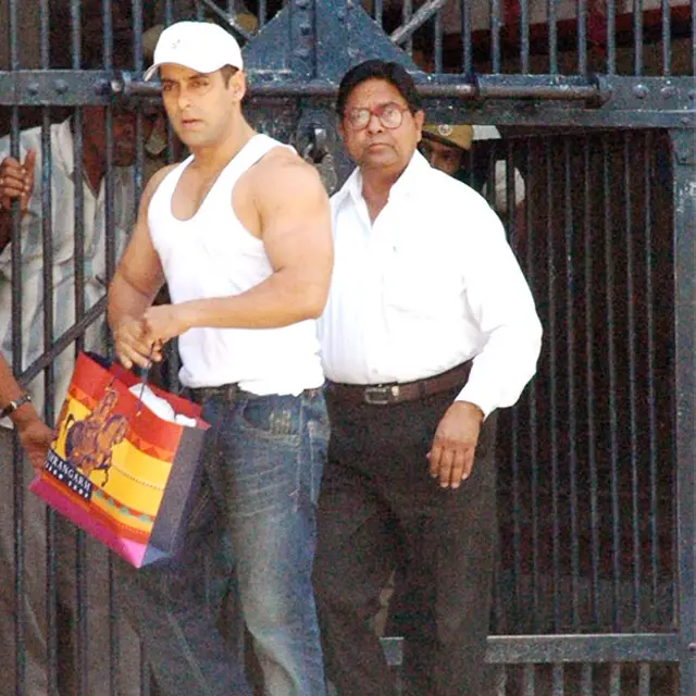 13 अप्रैल 2006 को जोधपुर जेल से बाहर आते सलमान ख़ान.