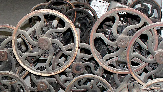 هر چند چرخ اقتصاد افغانستان وابستگی چندانی به چرخهای کارخانههای صنعتی ندارد، اما کارخانههای معدودی که وجود دارد چرخهای آنها از گردش بازمانده است