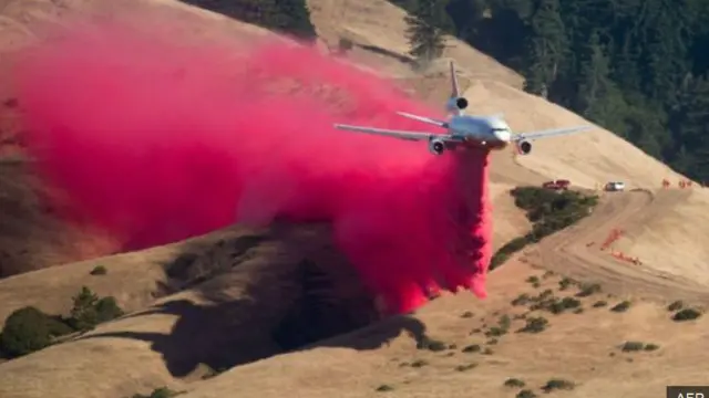 الطائرات أسقطت مثبطات اللهب لاحتواء الحريق