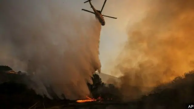 المروحيات حاولت إخماد النيران باستخدام المياه