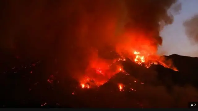 اللهب يتصاعد من الحريق الذي يحاصر "سانتا كلاريتا" في كاليفورنيا يوم الأحد