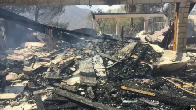 بعض المنازل القريبة من "سانتا كلاريتا" قد دُمرت بالفعل