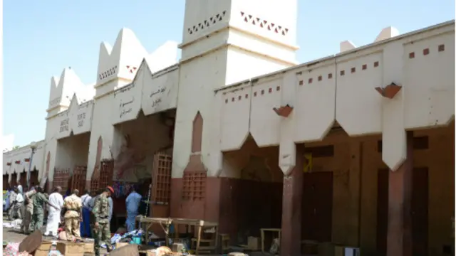 乍得首都恩贾梅纳清真寺旁的市场(图片来源:Getty Images)