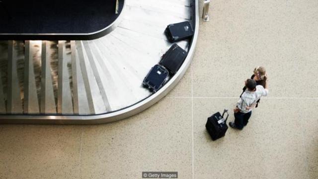 行李过多也会导致额外的压力，使旅行者感到疲惫和困扰。(图片来源: Getty Images)