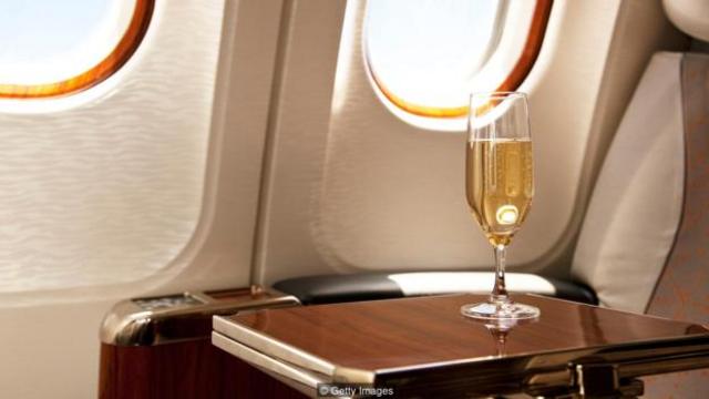 酒精使人口渴，这种这效应在飞行时更被放大. (图片来源: Getty Images)