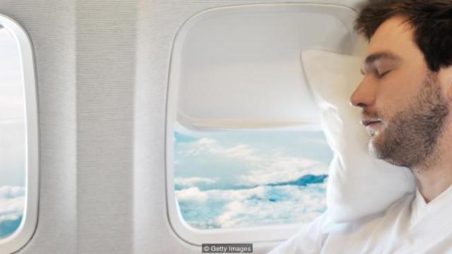 用错枕头也会引起乘客的身体不适，加重时差带来的不适度. (图片来源: Getty Images)