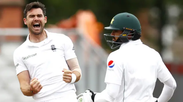 شان کے بعد اظہر علی بھی اینڈرسن کی ہی گیند پر ایل بھی ڈبلیو آؤٹ ہوئے