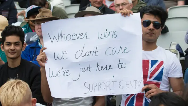 سٹیڈیم میں موجود کچھ تماشائیوں کا پیغام 