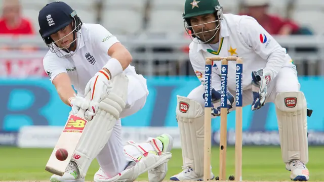 پاکستان اور انگلینڈ کے مابین اولڈ ٹریفرڈ کے میدان پر کھیلے گئے دوسرے ٹیسٹ میچ کے چوتھے روز انگلینڈ نے دوسری اننگز میں ایک کھلاڑی کے نقصان پر 173 رنز بنا کر اننگز ڈکلیئر کردی