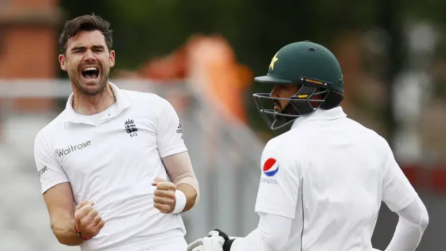 اینڈرسن نے کہا کہ اظہر ایک متوازن کھلاڑی ہیں، گراؤنڈ کے چاروں طرف شاٹس کھیلنے کی صلاحیت رکھتے ہیں