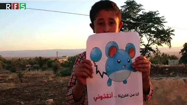 Şəkil sözündə deyilir ki, bu oğlan qiyamçıların əlində olan Hama əyalətindən köməyə çağırır