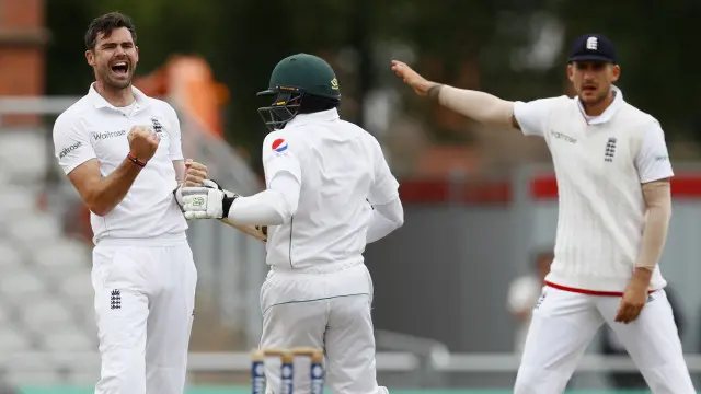 پاکستانی بلے باز انگلش بولروں کے سامنے بے بس دکھائی دیے