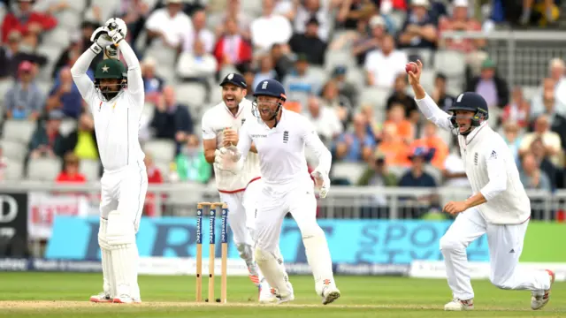 محمد حفیظ 42 رنز بنا کر معین علی کی گیند پر آؤٹ ہوئے